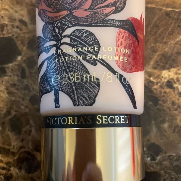 Victoria's Secret Blushing Berry Magnolia Lotion - Picture 3 of 5